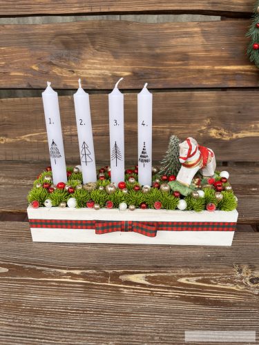 Hintalovas adventi dísz klasszikus színekkel