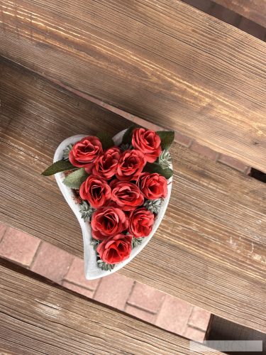 Rózsákkal tűzdelt kegyeleti kőtál szív formában